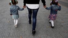 Una madre y sus hijas paseando
