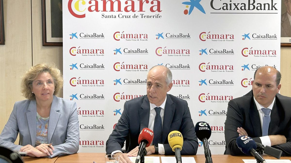 Lola Pérez, directora general de la Cámara de Comercio; Santiago Sesé, presidente de la Cámara de Comercio, y el director territorial de CaixaBank en Canarias, Manuel Afonso, en la rueda de prensa de este jueves.