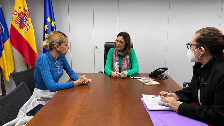 La directora del ICAVI, Maribel Santana, junto a Jennifer de la Rosa y personal del ICAVI (2)