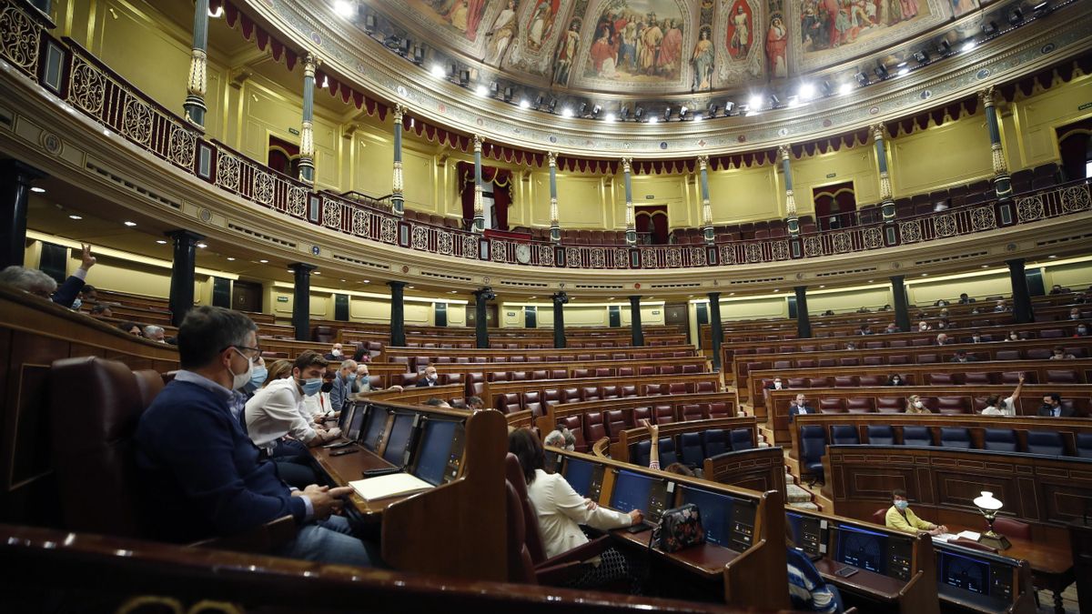 Vista general de los diputados que asisten al pleno del Congreso celebrado este jueves. EFE/Javier Lizón