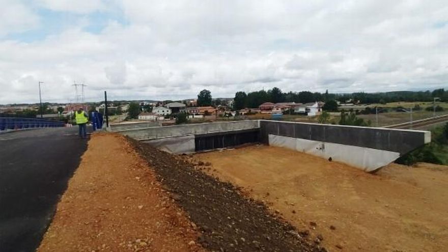 Los estribos construidos para colocar la segunda calzada entre León y San Andrés. // Uribe