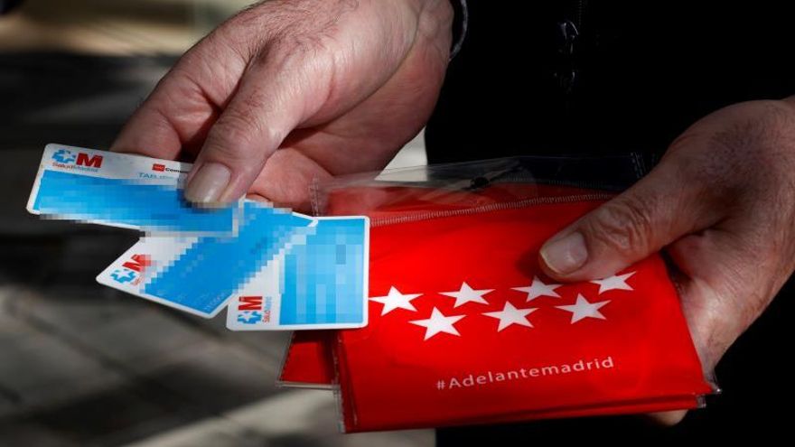 Una persona recoge algunas mascarillas en una farmacia de Madrid.