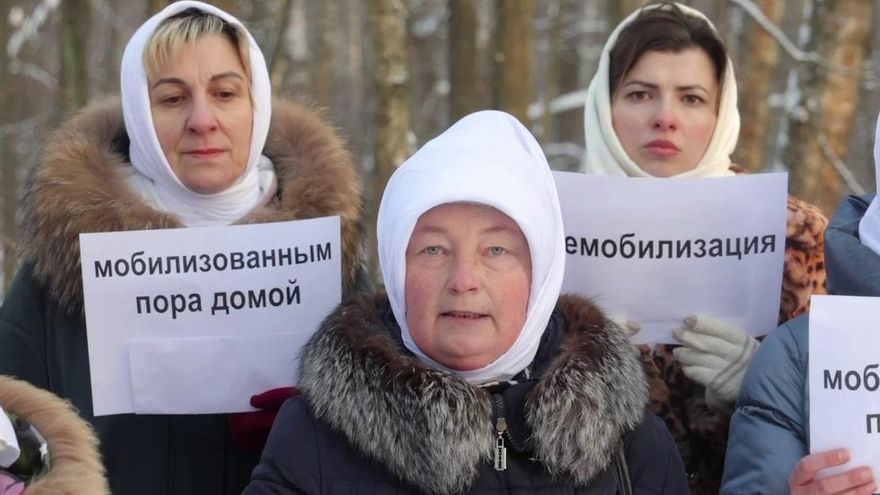 Las mujeres que exigen a Putin que sus hijos y maridos vuelvan de Ucrania: “Estamos hartas de ser niñas buenas"