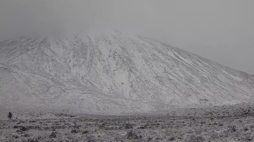 Primera nevada del invierno en el Teide: el Parque Nacional y las cumbres de Tenerife se tiñen de blanco