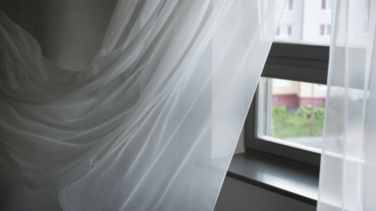 El truco de la pinza en la cortina que ayuda a refrescar la casa: ¿realmente funciona?