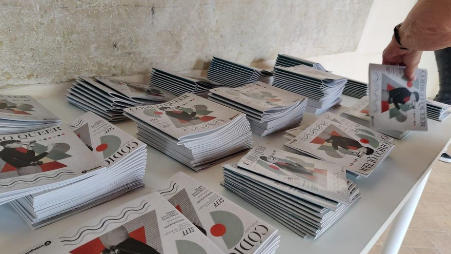 Mesa con las primeras revistas Código Queer en el Espacio Santa Clara