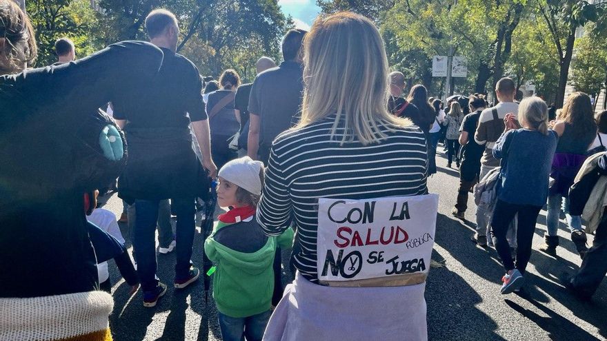"Con la salud pública no se juega", reza uno de los carteles de la marcha.