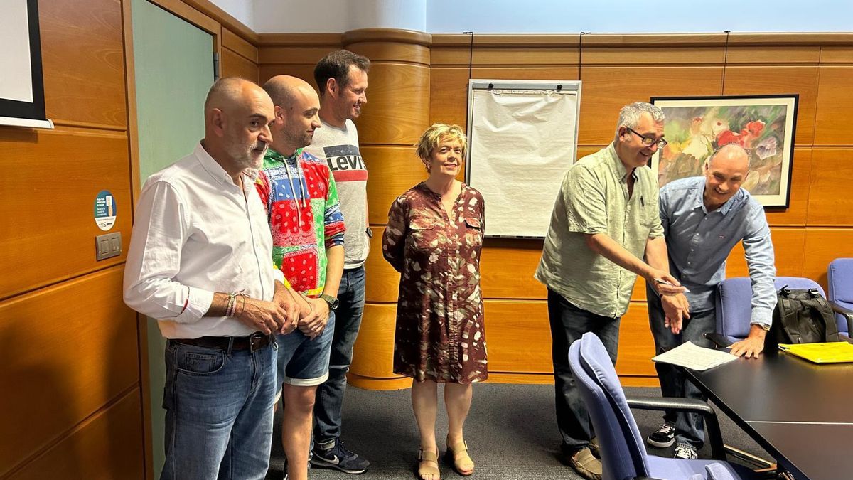 Representantes del Gobierno y de los sindicatos en la firma del preacuerdo.