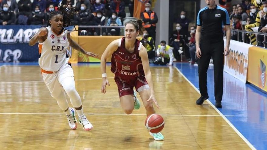Reciben con sirenas de bombardeo en Turquía al equipo de baloncesto femenino de Gernika
