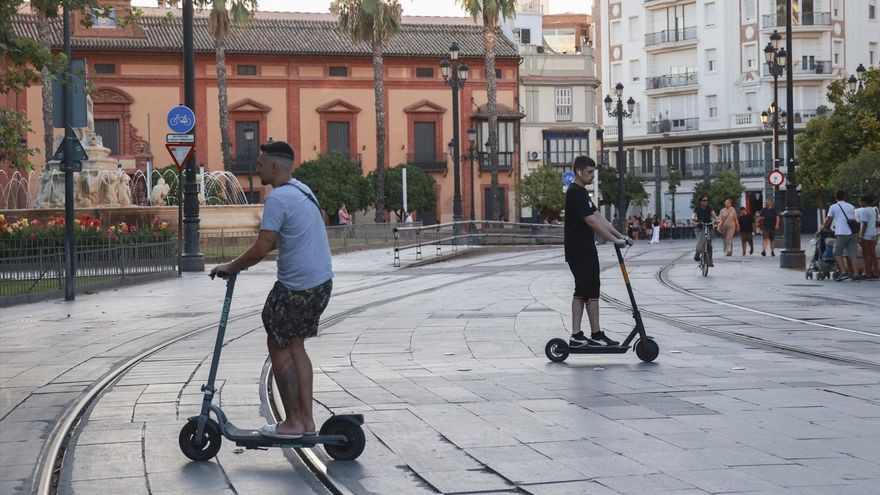 Los patinetes no podrán ir en Sevilla por las aceras ni circular a más de 15 km/h por el carril bici