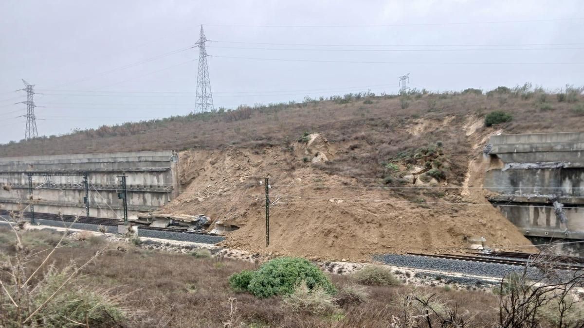 Desprendimiento en la vía del tren a su paso por Álora (Málaga)