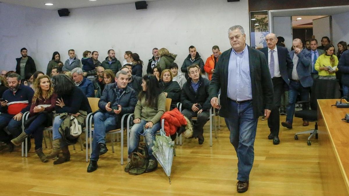 Reunión de los vecinos de Mompía con la Sareb, el Gobierno de Cantabria y el Ayuntamiento de Bezana. | LARA REVILLA