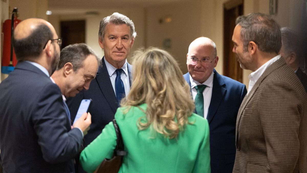 Feijóo asume en Extremadura su dependencia de Vox con un acuerdo de vocación "nacional"