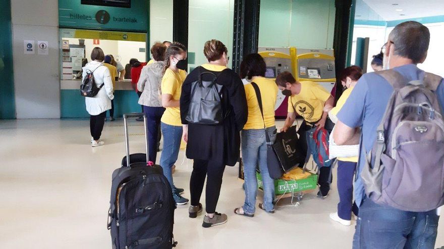 Vecinos poniendo reclamaciones por la falta de trenes Bilbao-Santander