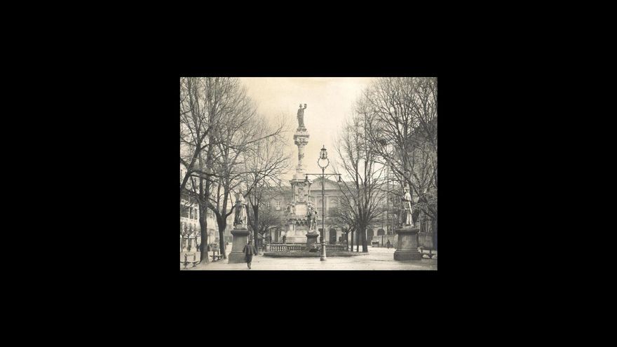 Pamplona recupera una plaza de la Constitución tras borrarla del callejero en 1893