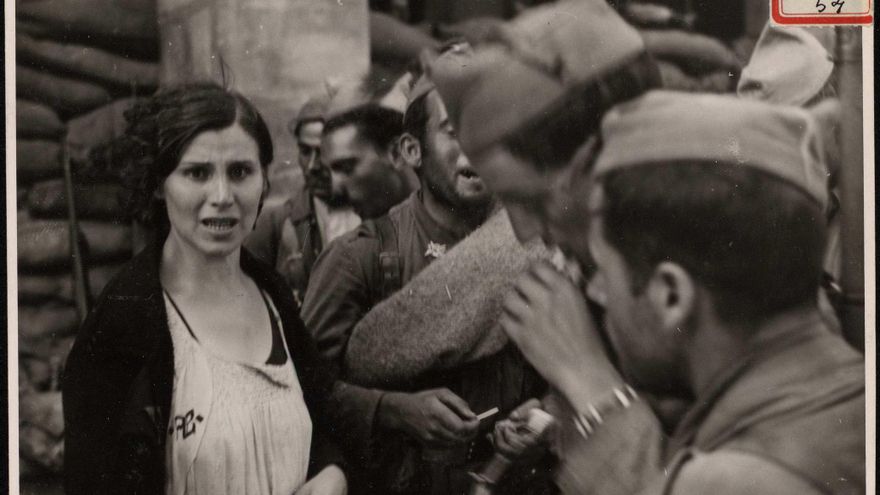 "Soldados de Intendencia dando dulces a las chicas que llevaban dos días sin comer". 16.8.37