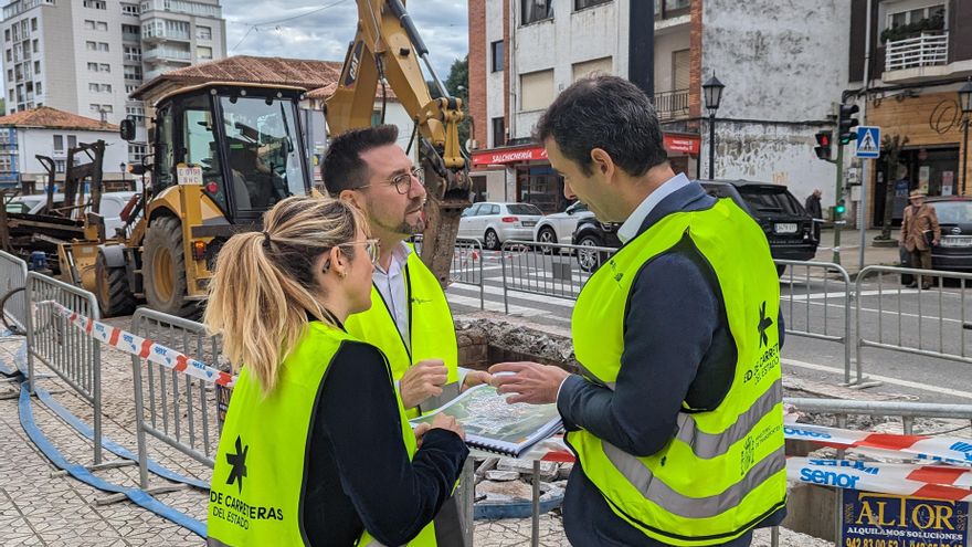 La delegada del Gobierno en Cantabria, Eugenia Gómez de Diego, y el alcalde de Colindres, Javier Incera, visitan las obras de "humanización" de la N-629 y N-634