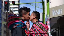 Roberto Condori y Edgar Soliz durante una performance en La Paz.