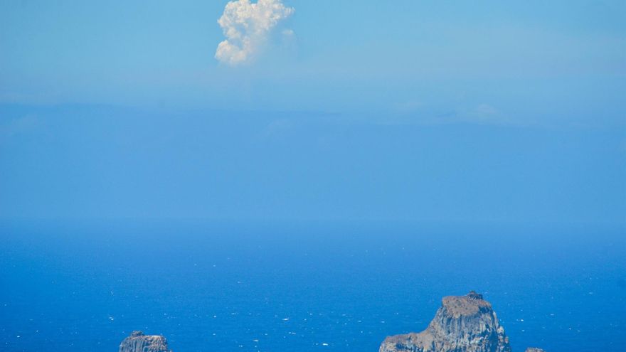 Los 40 barcos del principal núcleo de pescadores de La Palma afrontan la evacuación con "incertidumbre" por la afección de la lava en el mar