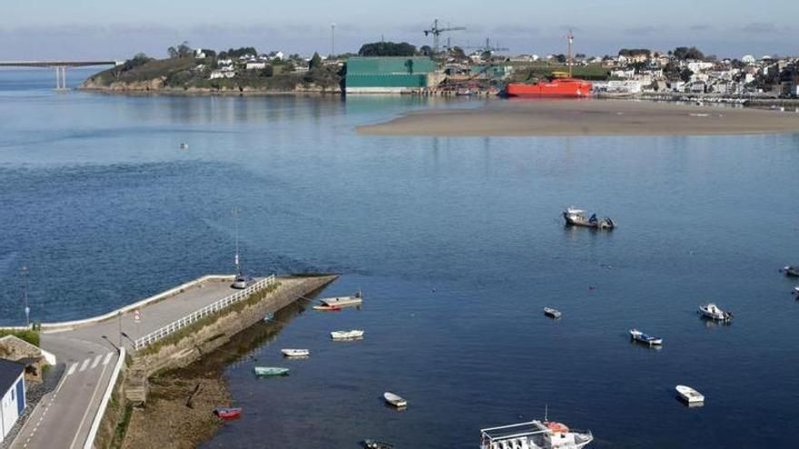 Un hombre de 63 años muere al caer desde cuatro metros a unas rocas en el puerto asturiano de Castropol