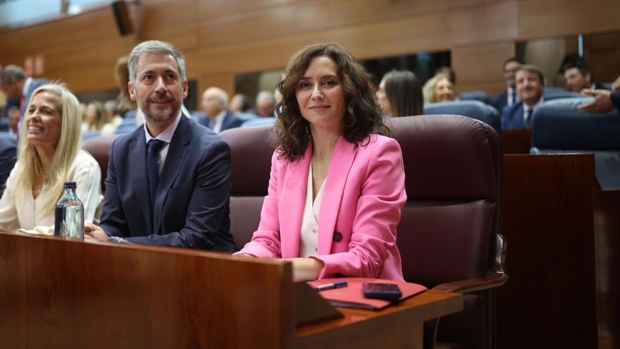 La presidenta de la Comunidad de Madrid, Isabel Díaz Ayuso, y el consejero de la Presidencia, Miguel Ángel García Martín, durante el debate sobre el Estado de la Región en la Asamblea de Madrid.