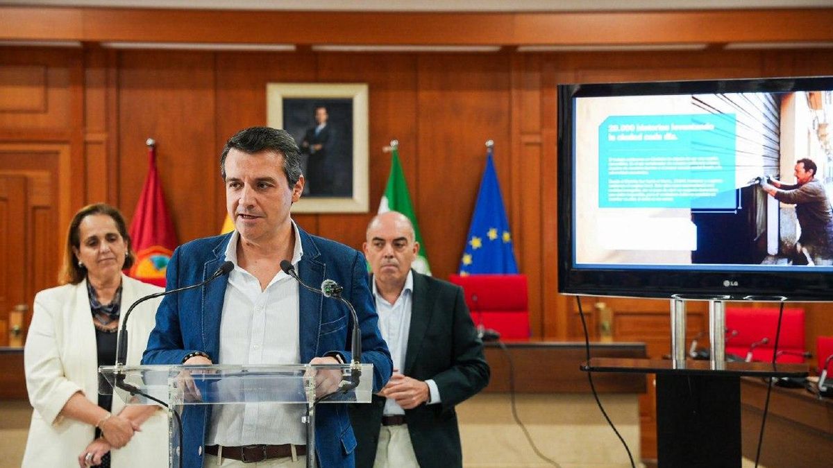 El alcalde, en la rueda de prensa.