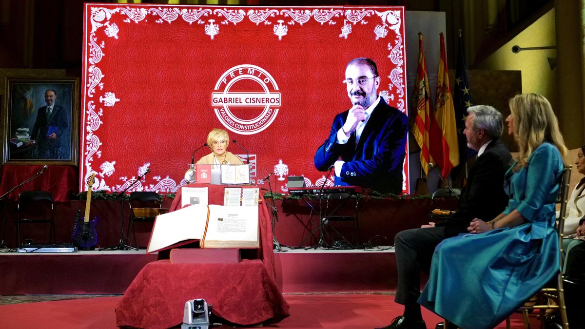 Emoción, solemnidad y mucha 'ejeanidad' en la entrega póstuma a Javier Lambán del premio Gabriel Cisneros