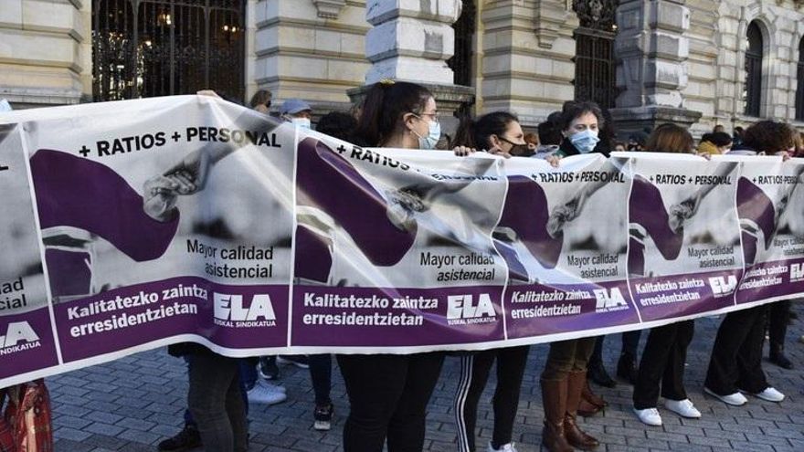 Trabajadoras de las residencias de Bizkaia durante una concentración frente a la Diputación