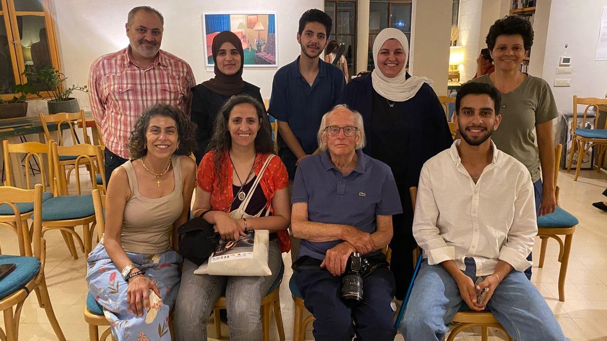 El fotógrafo mexicano Bob Schalkwijk con los alumnos del taller y la directora del Festival Linda Al Khoury, de verde.