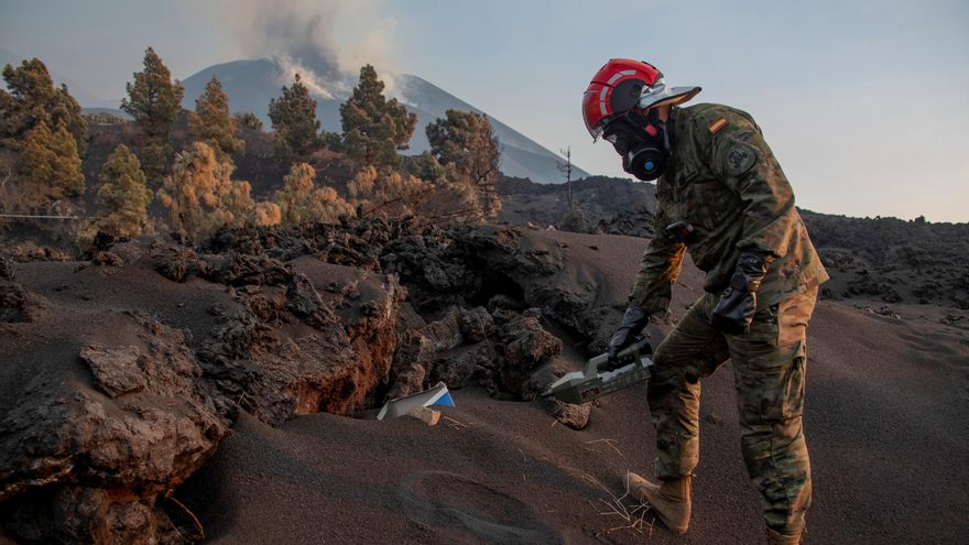 Miembros de la Unidad Militar de Emergencias (UME) y del Ejército de Tierra continúan este martes con las monitorizaciones de los gases en las zonas de exclusión en Santa Cruz de la Palma. EFE/ Luismi Ortiz / Unidad Militar de Emergencias (UME) SOLO USO EDITORIAL/SOLO DISPONIBLE PARA ILUSTRAR LA NOTICIA QUE ACOMPAÑA (CRÉDITO OBLIGATORIO)