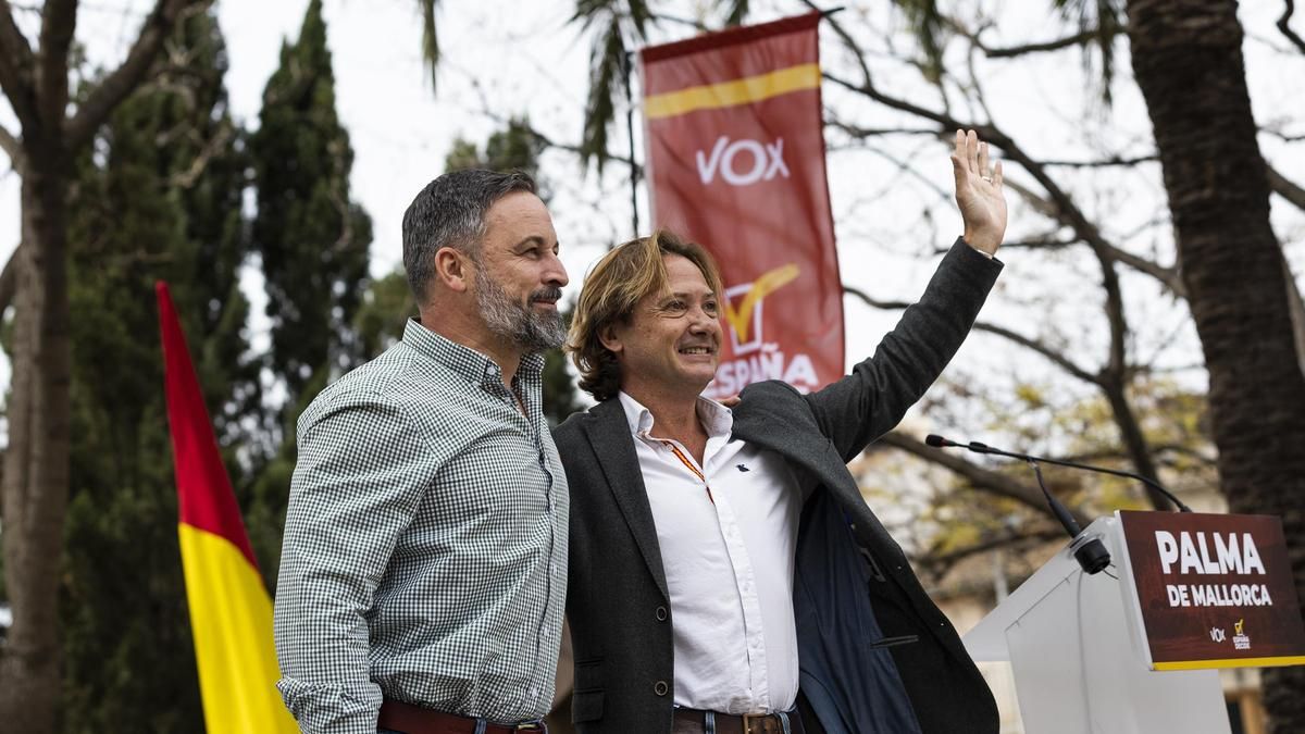 El presidente de Vox, Santiago Abascal, y el de Vox Balears, Jorge Campos, intervienen en un acto de precampaña en el Parc de sa Feixina