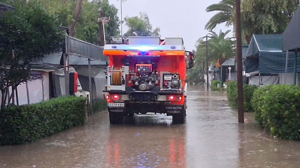 Bomberos del Consorcio Provincial de Valencia trabajan en las incidencias provocadas por las lluvias torrenciales en la comarca de La Ribera.