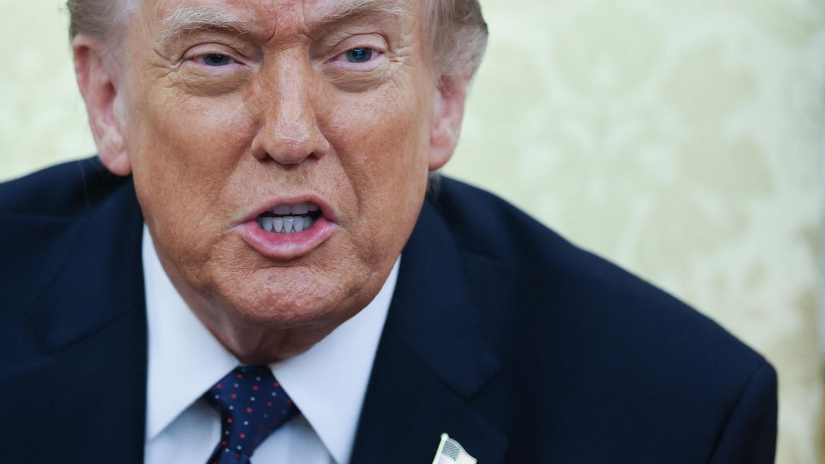 El presidente de Estados Unidos, Donald Trump, responde a preguntas durante una reunión con el canciller alemán Friedrich Merz en el Despacho Oval de la Casa Blanca el 3 de marzo de 2026 en Washington, DC.