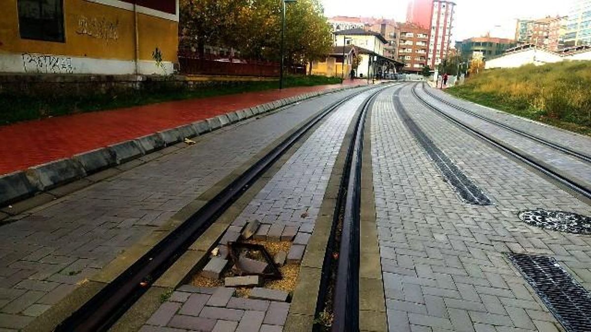 Vías en desuso ejecutadas en la integración de la antigua Feve, junto a la estación de Matallana en el centro de León.