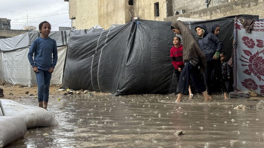 Imagen de archivo de tiendas de campaña en Gaza. EFE/Ahmad Awad