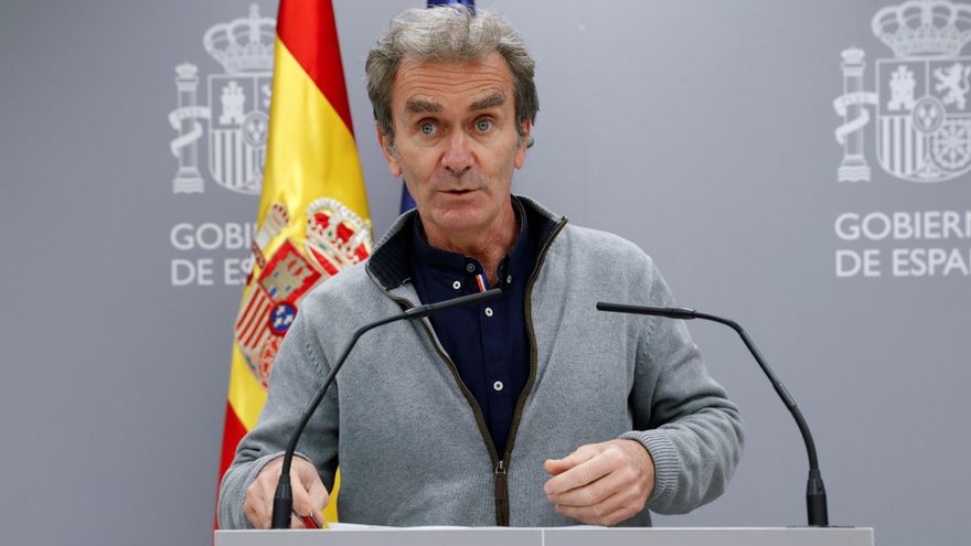 El director del Centro de Coordinación de Alertas y Emergencias Sanitarias, Fernando Simón, ofrece una rueda de prensa este jueves en Madrid para actualizar la situación de la pandemia. EFE/Zipi