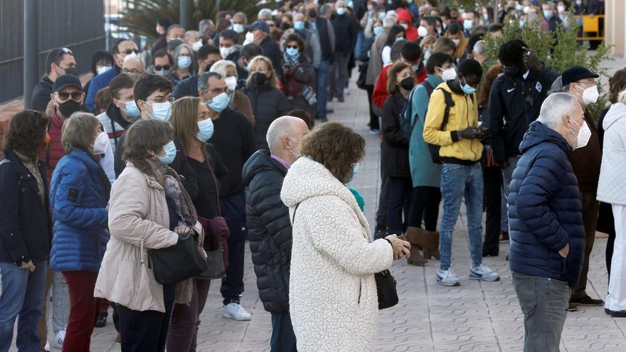 Largas colas en punto de vacunación móvil en Valencia
