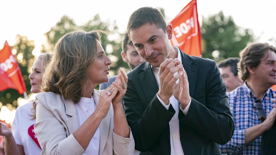 La vicepresidenta segunda y ministra para la Transición Ecológica y el Reto Demográfico, Teresa Ribera, y el candidato a la presidencia de la Comunidad de Madrid, Juan Lobato, durante el arranque de la campaña del PSOE Madrid, en el Parque del Universo, a 11 de mayo de 2023, en Parla.