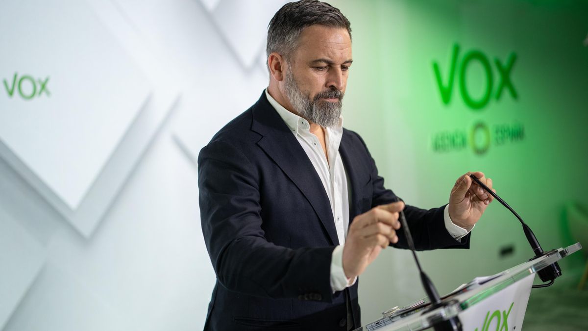 Archivo - El presidente de VOX, Santiago Abascal, durante una rueda de prensa, en la sede VOX, a 14 de julio de 2025, en Madrid (España).