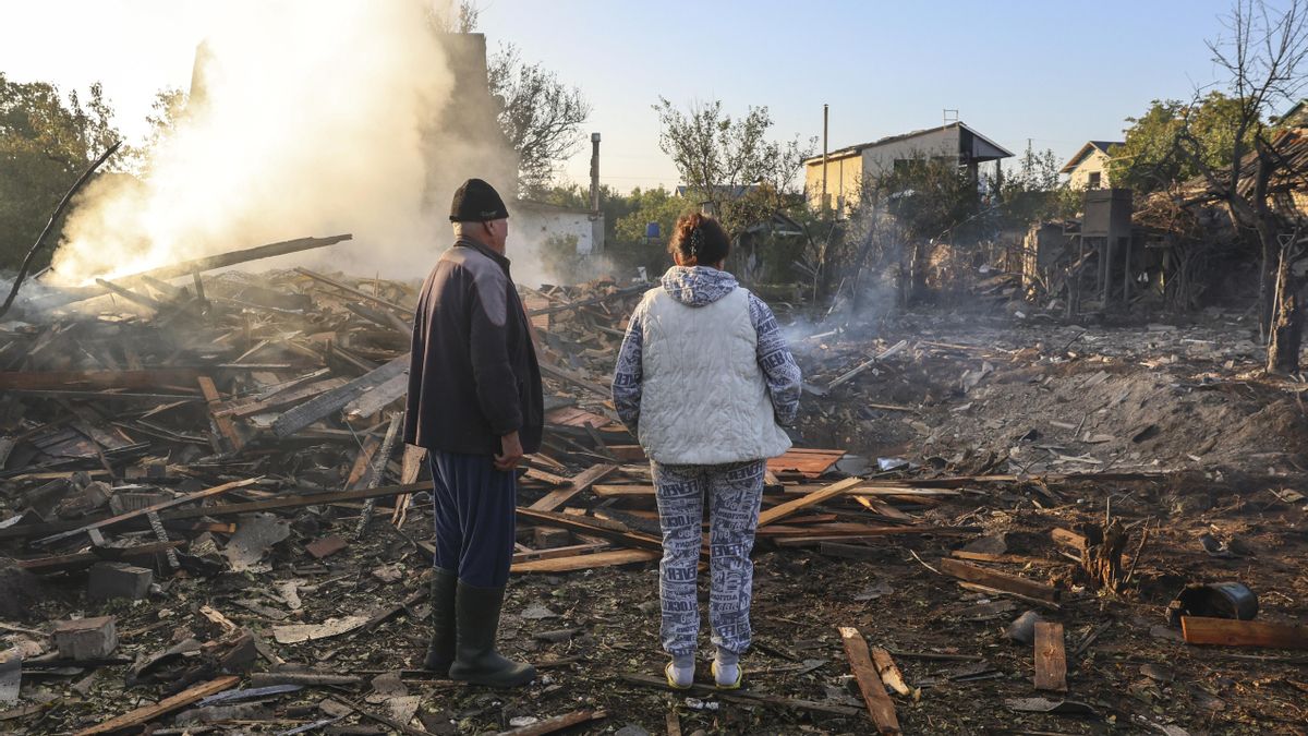Residentes locales observan los daños tras un ataque ruso contra un edificio en Víshgorod, región de Kiev, Ucrania, el 30 de septiembre de 2026. 
