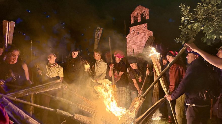 Las fiestas del fuego del Pirineo lidian con el 'turismo de experiencia': "Siempre hay algo de miedo a perder identidad"