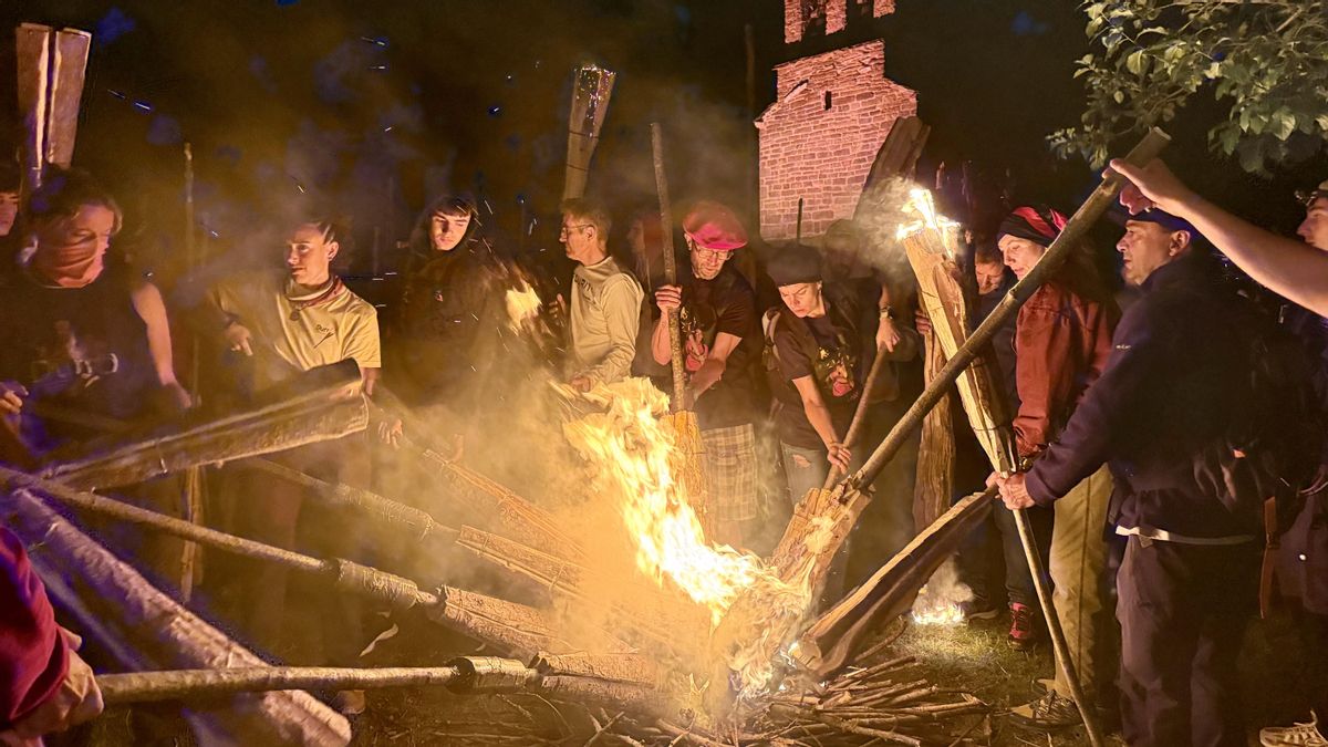 Las fiestas del fuego del Pirineo lidian con el 'turismo de experiencia': "Siempre hay algo de miedo a perder identidad"