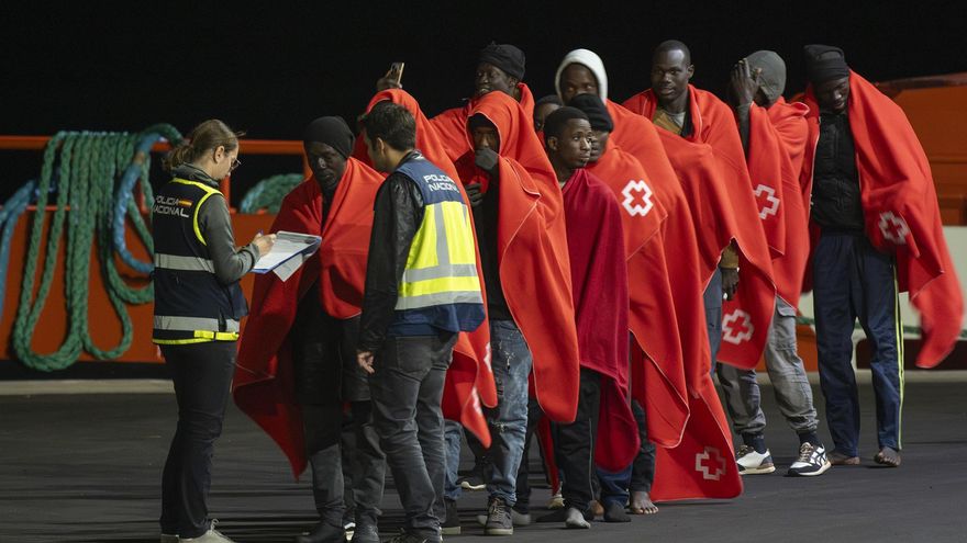 Salvamento Marítimo desembarca en Arrecife a 47 migrantes que iban en una neumática