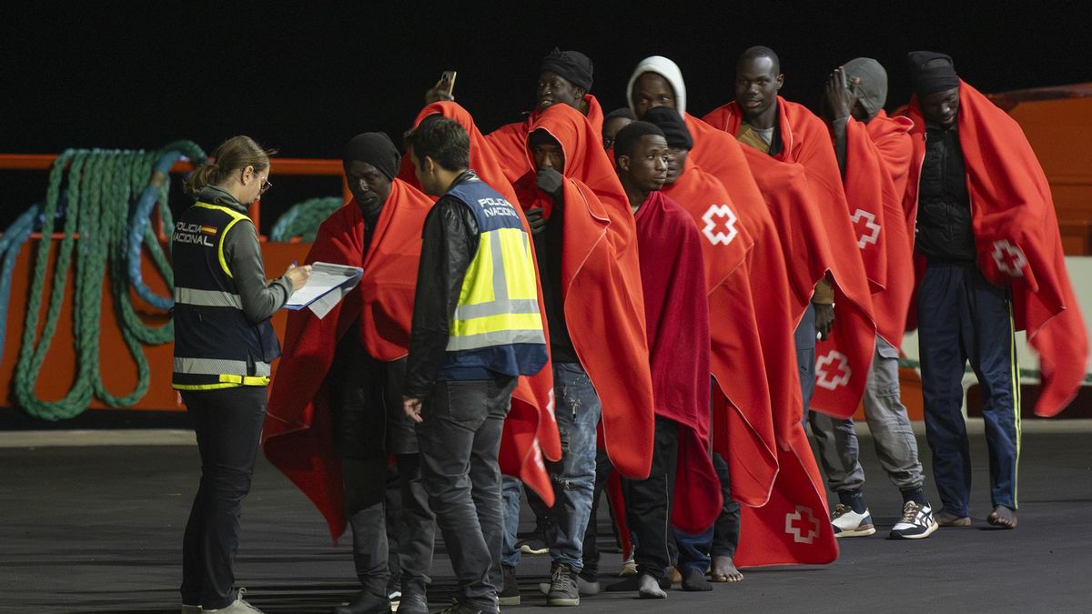 Salvamento Marítimo ha rescatado este sábado a medio centenar de personas que intentaban llegar a Lanzarote en una lancha neumática y los ha trasladado al puerto de Arrecife. EFE/Adriel Perdomo