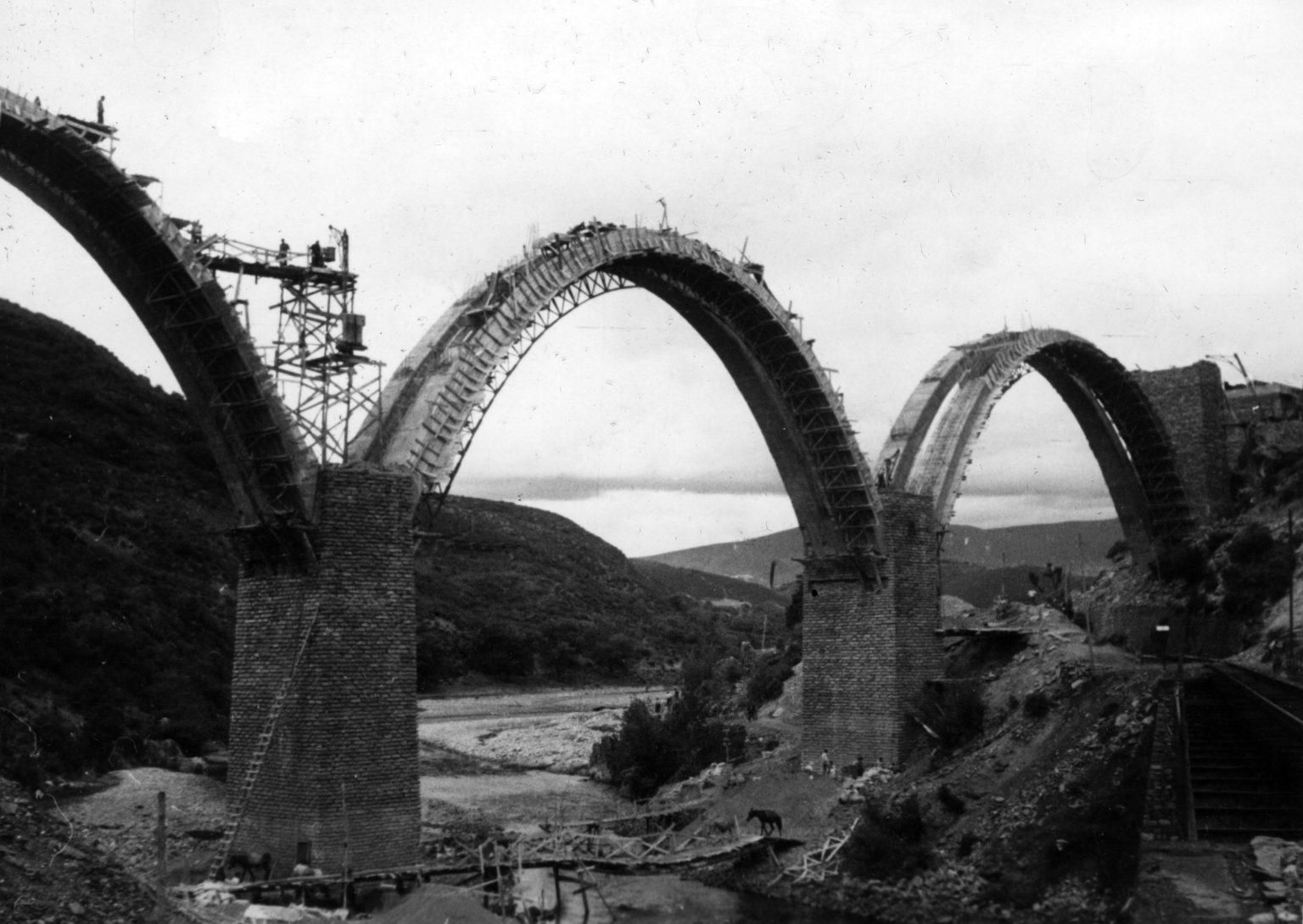 Burros y andamios rudimentarios en la construcción del pantano de Bárcena que Franco inauguró en 1961.