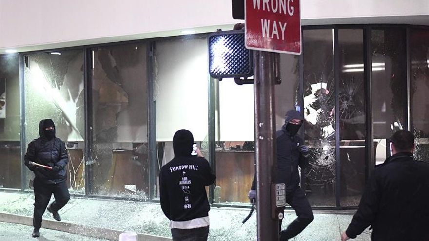 Catorce detenidos en California tras una manifestación de ultraderechistas