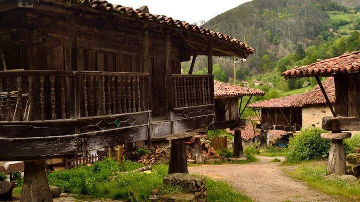 El pueblo asturiano que aún conserva paneras y más de una veintena de hórreos, algunos del siglo XVI