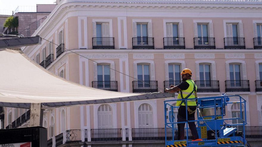 El Ayuntamiento de Madrid gastará otro medio millón de euros para vigilar y desmontar los toldos de la Puerta del Sol