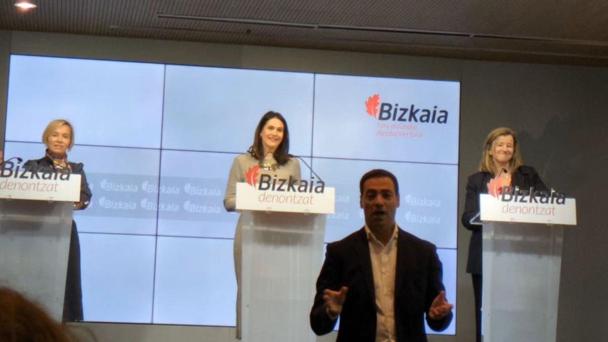 Pradales despidiéndose de la prensa momentos antes de empezar la rueda de prensa de la Diputación de Bizkaia.