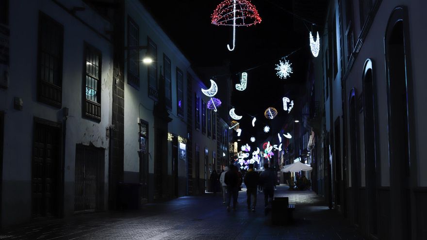 Varias personas pasean por las calles alumbradas de La Laguna